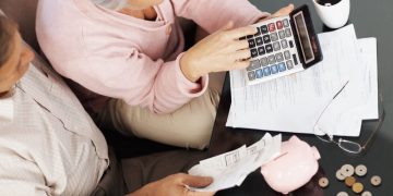 Συντάξεις: Πώς είναι να είσαι συνταξιούχος στο Λουξεμβούργο και πώς στην Ελλάδα – Τόσο κοντά, τόσο μακριά…