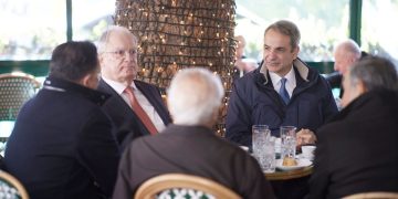 Τις… χαρές του ανακοίνωσε ο Μητσοτάκης στον πρώτο καφέ με τον Τασούλα – Παντρεύεται ο γιος του με τη Μαρία Σάκκαρη