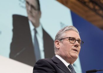 Πώς να ανατρέψετε έναν πρωθυπουργό – Γιατί ο Στάρμερ μπορεί τελικά να γλιτώσει από τους «κυρίους με τα γκρι»