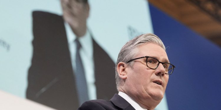 Πώς να ανατρέψετε έναν πρωθυπουργό – Γιατί ο Στάρμερ μπορεί τελικά να γλιτώσει από τους «κυρίους με τα γκρι»