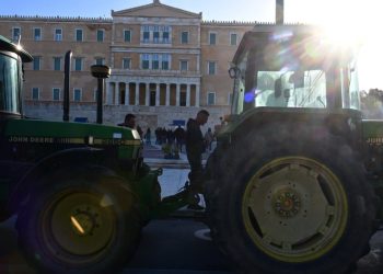 Αγρότες: Παρέμειναν τη νύχτα στο Σύνταγμα – Αποχωρούν το μεσημέρι με την υπόσχεση συνέχισης του αγώνα