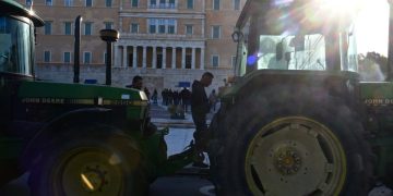 Αγρότες: Παρέμειναν τη νύχτα στο Σύνταγμα – Αποχωρούν το μεσημέρι με την υπόσχεση συνέχισης του αγώνα