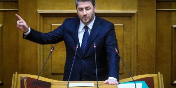 Νίκος Ανδρουλάκης σε κυβέρνηση: Επιχειρείτε να φορέσετε φιλεργατικό προσωπείο