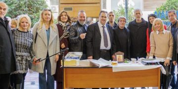 Γιορτινή ατμόσφαιρα στην κοπή της πρωτοχρονιάτικης πίτας της Β’ Δημοτικής Κοινότητας Πειραιά