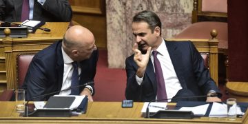 Φουντώνουν οι εσωκομματικές αντιθέσεις στη ΝΔ μετά την παρέμβαση Δένδια