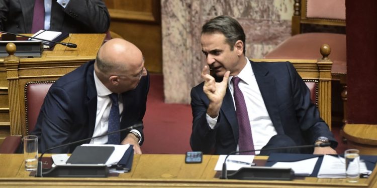 Φουντώνουν οι εσωκομματικές αντιθέσεις στη ΝΔ μετά την παρέμβαση Δένδια