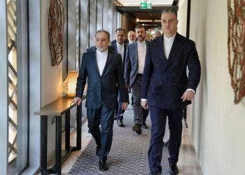 ΗΠΑ – Ιράν: Σε εξέλιξη οι συνομιλίες στο Ομάν – Η Τεχεράνη δηλώνει «έτοιμη» να υπερασπιστεί τον εαυτό της