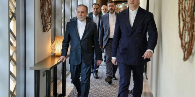 ΗΠΑ – Ιράν: Σε εξέλιξη οι συνομιλίες στο Ομάν – Η Τεχεράνη δηλώνει «έτοιμη» να υπερασπιστεί τον εαυτό της