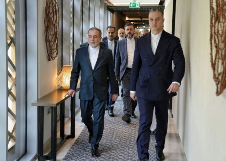 ΗΠΑ – Ιράν: Σε εξέλιξη οι συνομιλίες στο Ομάν – Η Τεχεράνη δηλώνει «έτοιμη» να υπερασπιστεί τον εαυτό της