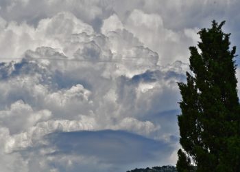 Καιρός Τρίτης: Νεφώσεις με τοπικές βροχές και ομίχλες – Πότε αναμένεται νέα επιδείνωση