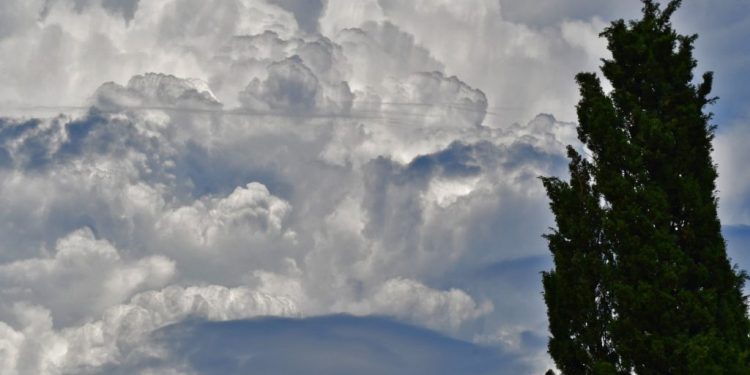 Καιρός Τρίτης: Νεφώσεις με τοπικές βροχές και ομίχλες – Πότε αναμένεται νέα επιδείνωση