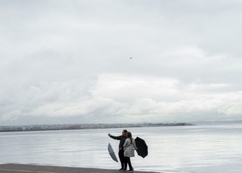 Καιρός: Πτώση θερμοκρασίας και τοπικές βροχές την Κυριακή – Συννεφιασμένη αναμένεται η Καθαρά Δευτέρα