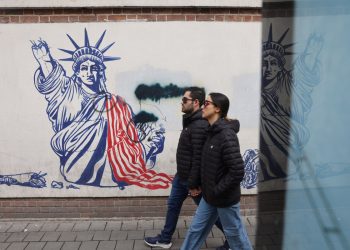 Ιράν – ΗΠΑ: Ξεκινούν στο Ομάν οι έμμεσες συνομιλίες με την Ουάσιγκτον υπό τον φόβο στρατιωτικής επίθεσης