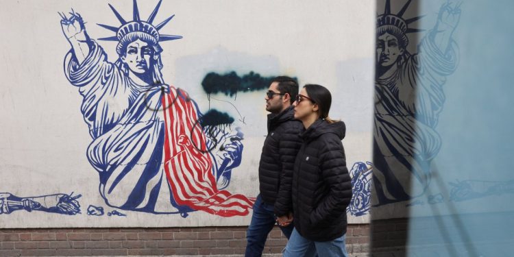 Ιράν – ΗΠΑ: Ξεκινούν στο Ομάν οι έμμεσες συνομιλίες με την Ουάσιγκτον υπό τον φόβο στρατιωτικής επίθεσης