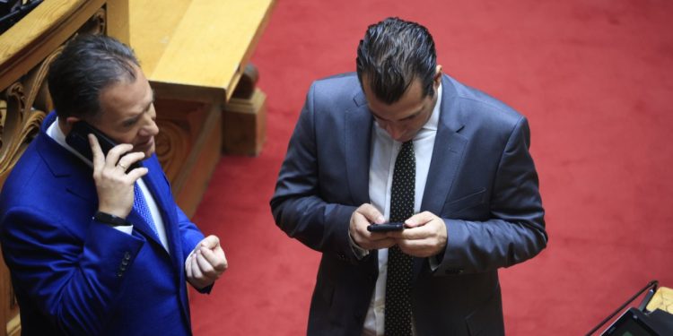 Ο Πλεύρης «χειροκροτεί» τον Γεωργιάδη στη σκιά της τραγωδίας στη Χίο