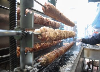 Τσικνοπέμπτη: Πώς επηρεάζουν το παραδοσιακό τραπέζι οι ανατιμήσεις στο κρέας