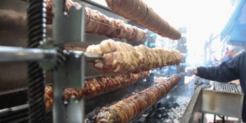 Τσικνοπέμπτη: Πώς επηρεάζουν το παραδοσιακό τραπέζι οι ανατιμήσεις στο κρέας