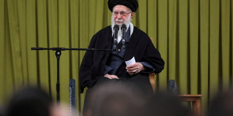 Ιράν: Ο ανώτατος ηγέτης Χαμενεΐ καλεί τους Ιρανούς να δείξουν ανθεκτικότητα απέναντι στις ξένες πιέσεις