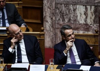 Το χάσμα Μητσοτάκη – Δένδια και η ανοιχτή πια συζήτηση στη ΝΔ για κόμμα που είναι πλέον πιο μικρό από την παράταξη