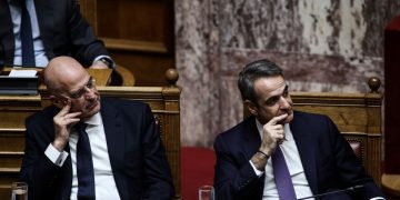 Το χάσμα Μητσοτάκη – Δένδια και η ανοιχτή πια συζήτηση στη ΝΔ για κόμμα που είναι πλέον πιο μικρό από την παράταξη