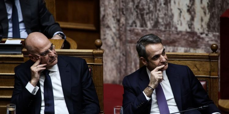 Το χάσμα Μητσοτάκη – Δένδια και η ανοιχτή πια συζήτηση στη ΝΔ για κόμμα που είναι πλέον πιο μικρό από την παράταξη