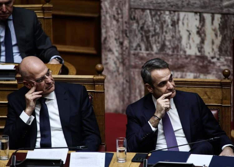 Το χάσμα Μητσοτάκη – Δένδια και η ανοιχτή πια συζήτηση στη ΝΔ για κόμμα που είναι πλέον πιο μικρό από την παράταξη