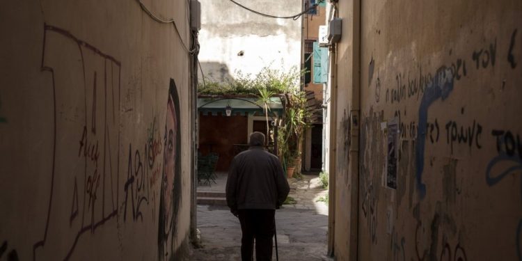 Συνταξιοδότηση: Τα εύθραυστα ηλικιακά όρια ηλικίας και το προσδόκιμο ζωής – Πότε θα παρθούν οι κρίσιμες αποφάσεις