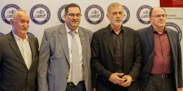 Τιμητική βράβευση στον Δήμαρχο Πειραιά Γιάννη Μώραλη στην κοπή της πρωτοχρονιάτικης πίτας του Βιοτεχνικού Επιμελητηρίου Πειραιά