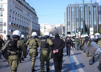 Τέμπη: 19 συλλήψεις από τις 200 προσαγωγές στη μεγάλη συγκέντρωση στο Σύνταγμα – Η ανακοίνωση της ΕΛ.ΑΣ.