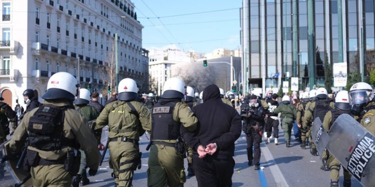 Τέμπη: 19 συλλήψεις από τις 200 προσαγωγές στη μεγάλη συγκέντρωση στο Σύνταγμα – Η ανακοίνωση της ΕΛ.ΑΣ.