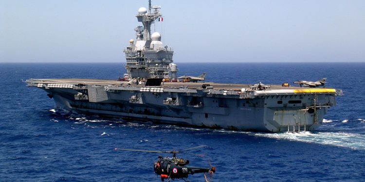 Τι ξέρουμε για το πυρηνικό αεροπλανοφόρο «Σαρλ ντε Γκωλ» που στέλνει ο Μακρόν στη Μεσόγειο