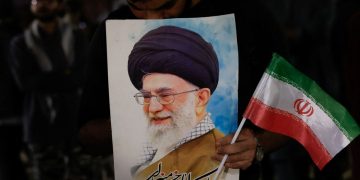 Αλί Χαμενεΐ: Ο λάτρης του Τολστόι και του Στάινμπεκ που έγινε αγιατολάχ