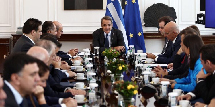 Μια αμήχανη κυβέρνηση παρακολουθεί την οικονομική κρίση να έρχεται χωρίς να κάνει τίποτα γι’ αυτό