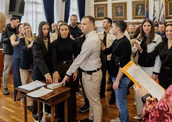 Ο Δήμαρχος Πειραιά Γιάννης Μώραλης όρκισε 30 νέους δημοτικούς αστυνομικούς