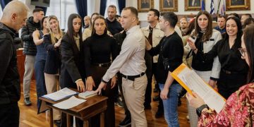 Ο Δήμαρχος Πειραιά Γιάννης Μώραλης όρκισε 30 νέους δημοτικούς αστυνομικούς