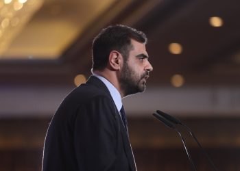 Δίκη για τα «Τέμπη» στη Λάρισα: Επιτελικό φιάσκο με την αίθουσα – Η γεμάτη αιχμές απάντηση της κυβέρνησης