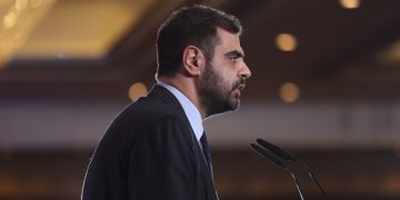 Δίκη για τα «Τέμπη» στη Λάρισα: Επιτελικό φιάσκο με την αίθουσα – Η γεμάτη αιχμές απάντηση της κυβέρνησης