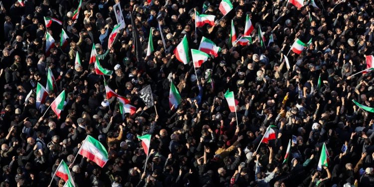 Εκδίκηση για τον θάνατο του Χαμενεΐ υπόσχεται το Ιράν – Για νέα πιο σφοδρά χτυπήματα απειλεί ο Τραμπ