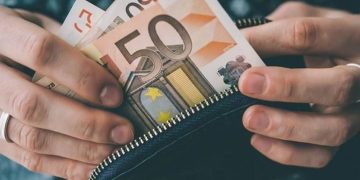 Επιδόματα: Ο πόλεμος στη Μέση Ανατολή αλλάζει τον σχεδιασμό