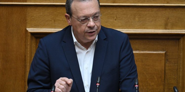 Φάμελλος στη Βουλή: Η σύγκληση Συμβουλίου Πολιτικών Αρχηγών είναι εθνική ανάγκη – Ο Μητσοτάκης, ουρά των Τραμπ-Νετανιάχου