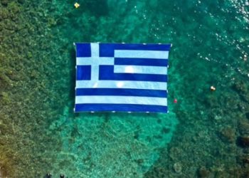 Η Γαλανόλευκη  στη θάλασσα του Πειραιά για την Εθνική Επέτειο της 25ης  Μαρτίου 1821