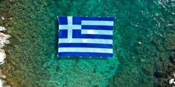 Η Γαλανόλευκη  στη θάλασσα του Πειραιά για την Εθνική Επέτειο της 25ης  Μαρτίου 1821