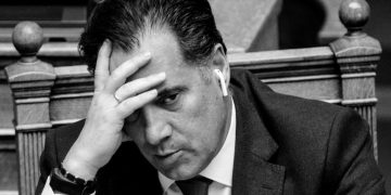 Ακριβός στα προσωπικά δεδομένα όταν τρώει κρακεράκια και φθηνός όταν παρακολουθείται με Predator, ο Άδωνις