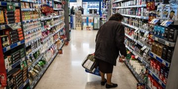 Καταναλωτές σε survival mode: Ψωνίζουν μόνο τα απαραίτητα – κόβουν από παντού