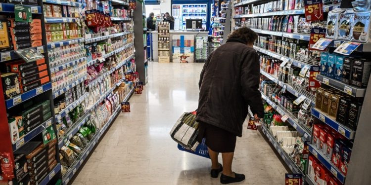 Καταναλωτές σε survival mode: Ψωνίζουν μόνο τα απαραίτητα – κόβουν από παντού