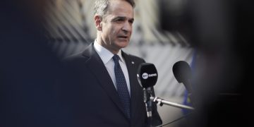 «Πυρά» κομμάτων για την αοριστολογία Μητσοτάκη στην αντιμετώπιση των οικονομικών συνεπειών του πολέμου