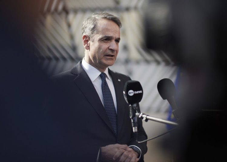 «Πυρά» κομμάτων για την αοριστολογία Μητσοτάκη στην αντιμετώπιση των οικονομικών συνεπειών του πολέμου