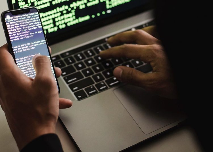 Ο Ντίλιαν δίνει την κυβέρνηση για το σκάνδαλο υποκλοπών: Παρέχουμε τεχνολογία μόνο σε κυβερνήσεις και αρχές επιβολής του νόμου