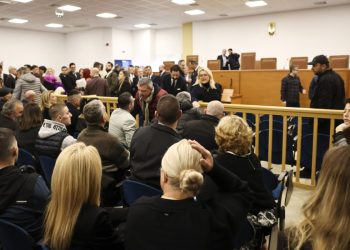 Τέμπη: Οργή των συγγενών για το χάος – Ασφυξία και καταγγελίες για την αίθουσα των 1,6 εκατ.