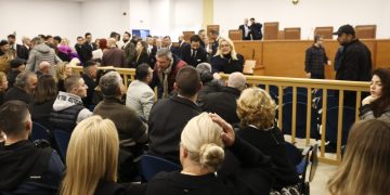 Τέμπη: Οργή των συγγενών για το χάος – Ασφυξία και καταγγελίες για την αίθουσα των 1,6 εκατ.